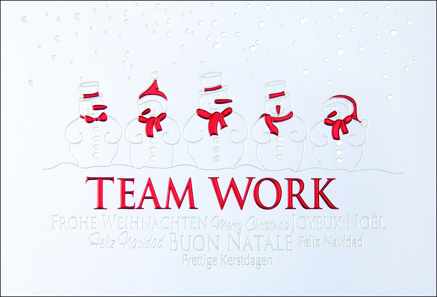 Weiße Weihnachtskarte Teamwork mit fünf Weihnachtsmännern
