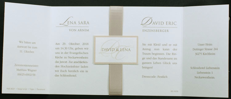 Einladungskarte mit Ornamentdruck, Bändchen und Klebekärtchen