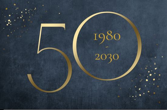 Goldhochzeit-Einladungskarte mit goldener 50 in Folienprägung und Foto auf Innenseite