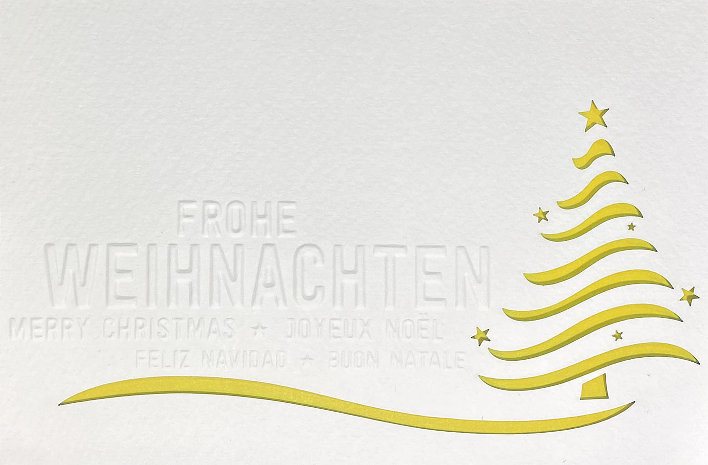 Weiße Weihnachtskarte mit Blindprägung, Formstanzung Baum und gelbem Einleger