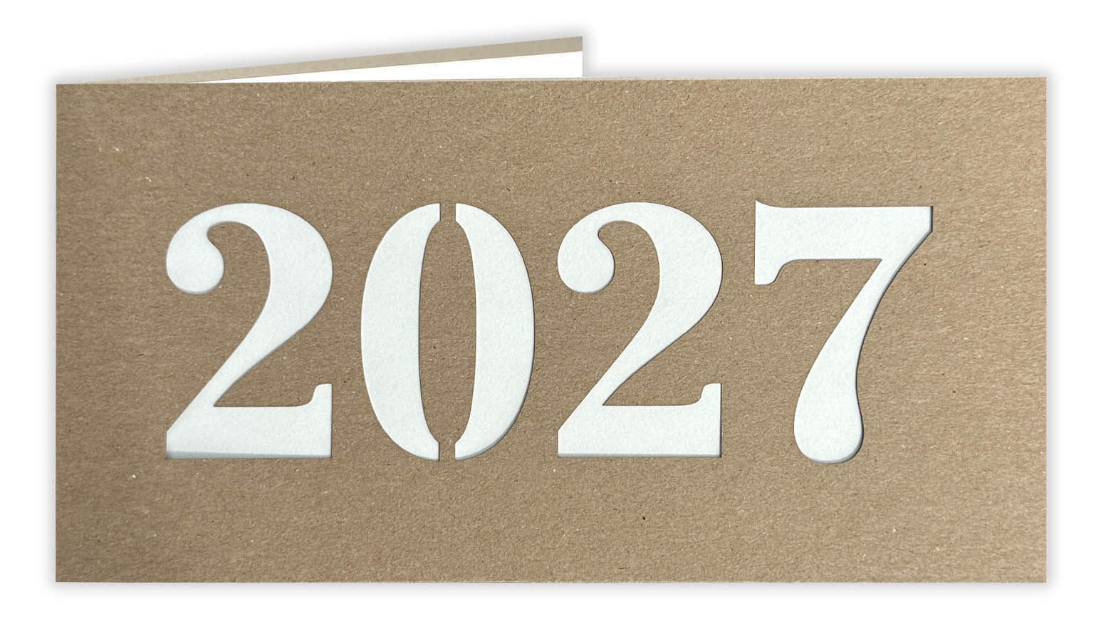 Neujahrskarte aus Kraftkarton mit Laserstanzung 2027 und cremefarbenem Einlegeblatt