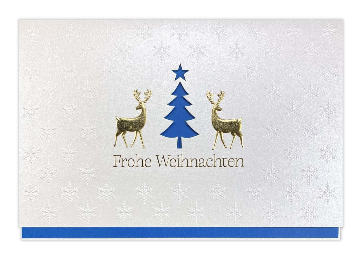 Edle Weihnachtskarte in perlmutt mit gestanztem Baum, Hirschen und blauem Einlegeblatt