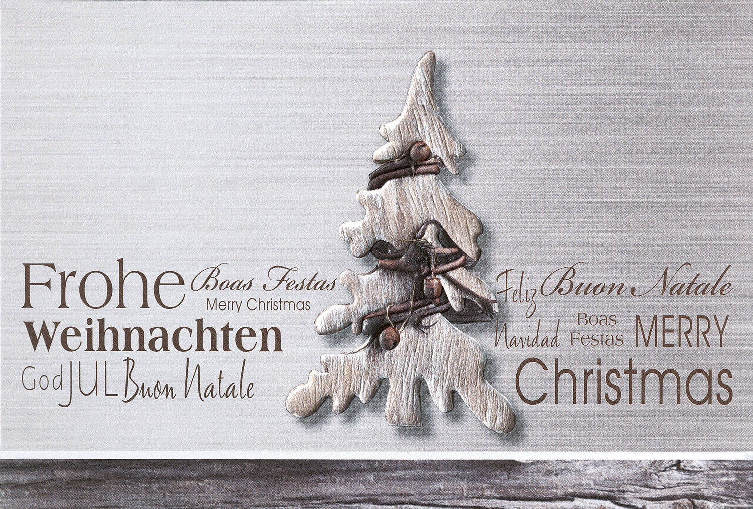 Weihnachtskarte Frohe Weihnachten mit rustikalem Weihnachtsbaum mit Glöckchen