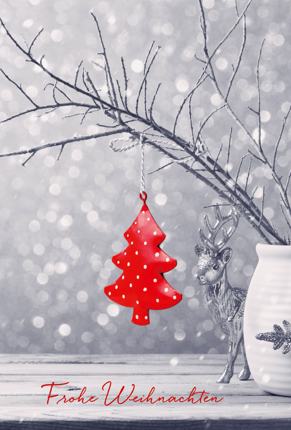 Weihnachtskarte Frohe Weihnachten mit Rentier und rotem Weihnachtsbaum