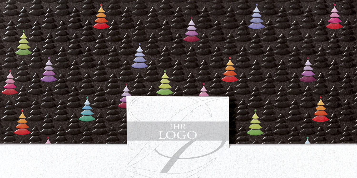 Weihnachtskarte mit zahlreichen Bäumen und Platz für Logo