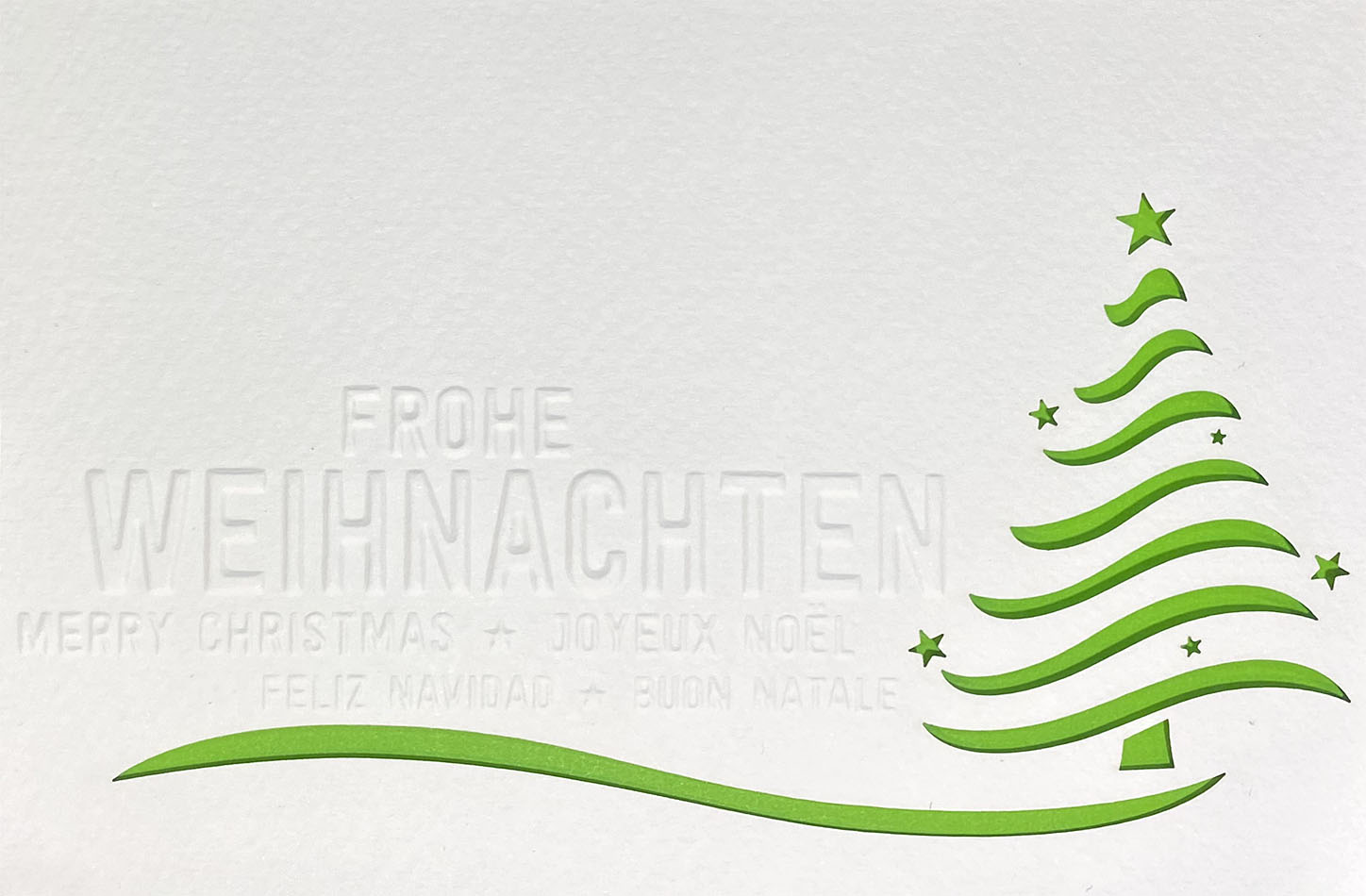 Weiße Weihnachtskarte mit Blindprägung, Formstanzung Baum und hellgrünem Einleger