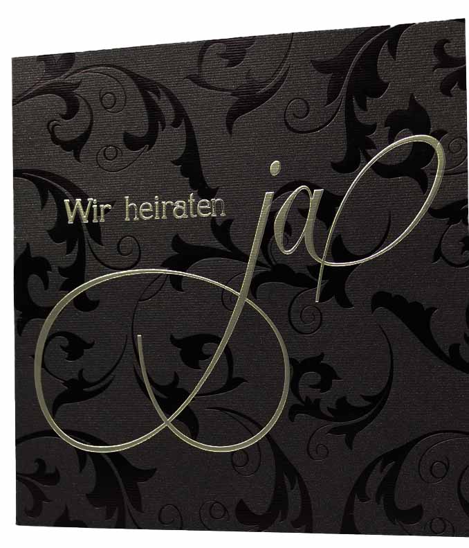 2-teilige Hochzeitskarte aus edlem, schwarzem Metallic-Karton mit gold schimmer, Glanzprägung Ornament-Ranke, Relief-Goldfolienprägung "Wir heiraten ja" und hellgoldnes metallic Einlegeblatt.