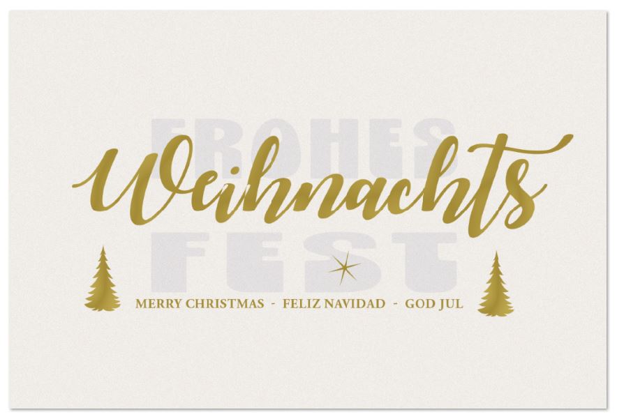 Perlmuttfarbene Weihnachtskarte mit edler Prägung von goldenen Tannen und internationalen Weihnachtsgrüßen