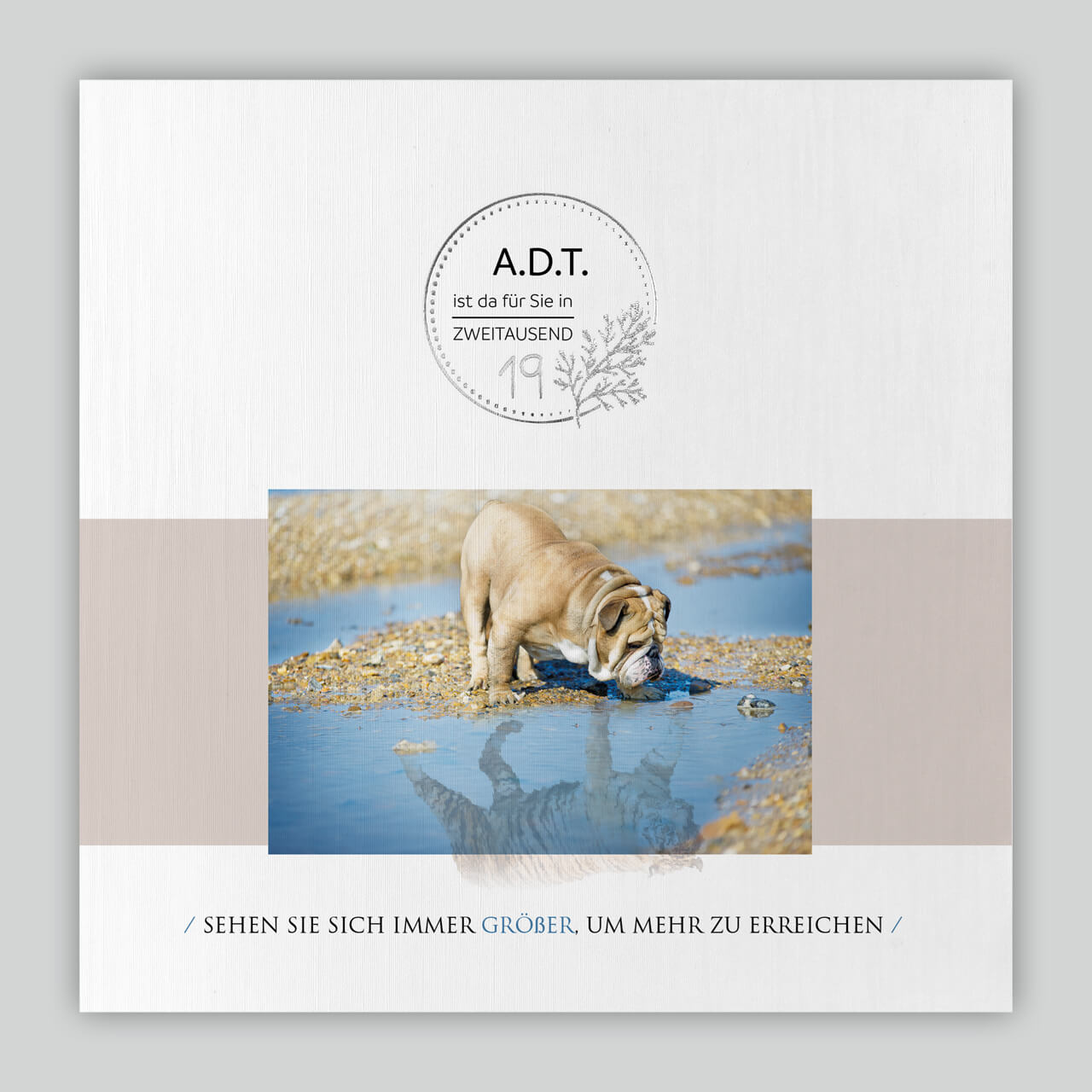 Motivierende Neujahrs-Grußkarte mit Motivdruck eines Hund (Bulldogge) der sich im Wasser als Tiger spiegelt