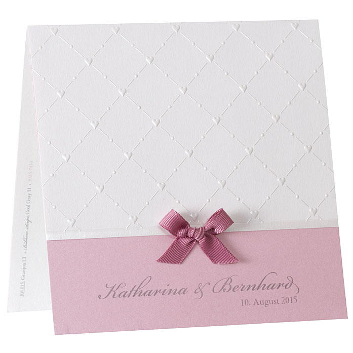 Hochzeitskarte mit perlmutt Herzprägung und altrosa Schleife