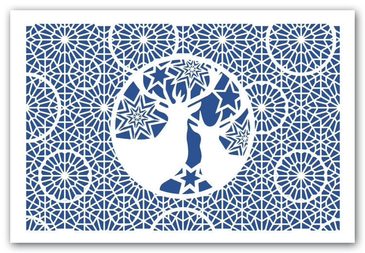 Weihnachtskarte mit filigraner Laserstanzung von Hirschen und Einlegeblatt in blau