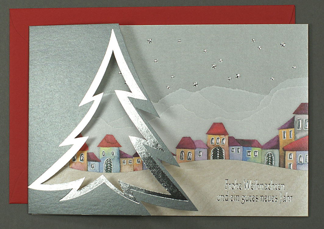Weihnachtskarte mit Dorfsilhouette und gestanztem Weihnachtsbaum