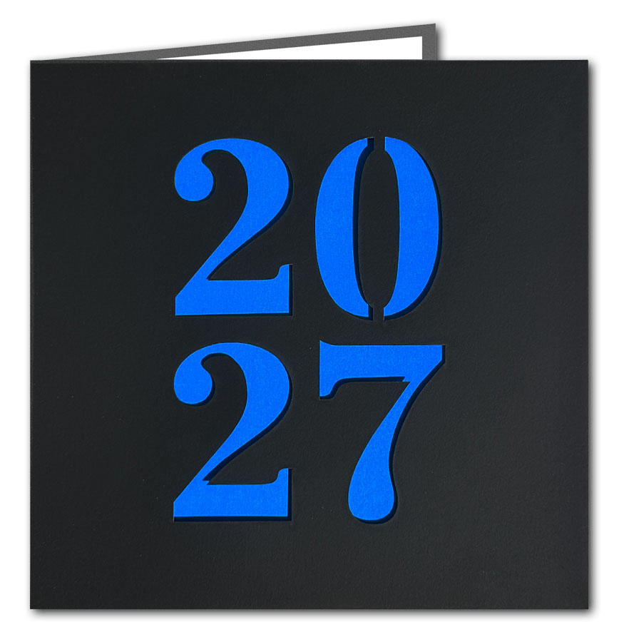 Mattschwarze Neujahrskarte mit Laserstanzung 2027 und blauem Einlegeblatt