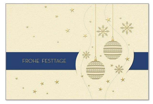 Sandfarbene Weihnachtskarte "Glanzvolles Zusammenspiel" aus Pflanzenfaser-Naturkarton mit blauer Banderole und Goldprägung