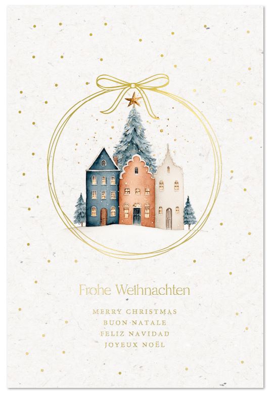 Mehrsprachige Weihnachtskarte mit Häusern und Tannen in einer goldenen Kugel, mit Goldprägung veredelt
