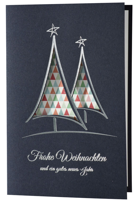 Weihnachtskarte nachtblau mit zwei gestanzten Weihnachtsbäumen