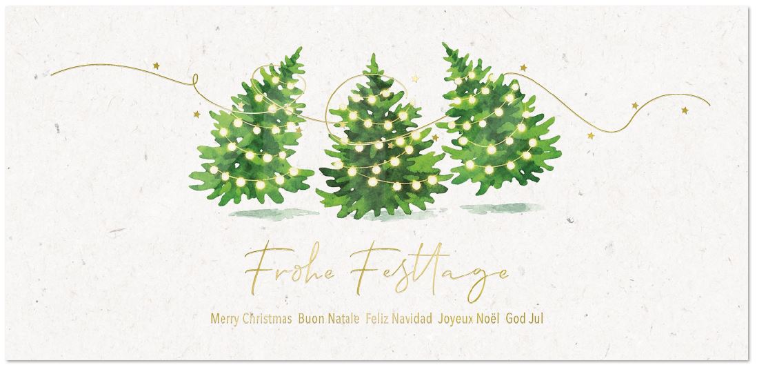 Weiße Weihnachtskarte mit grünen Tannenbäumen, Lichterketten und internationalen Weihnachtsgrüßen, DIN lang