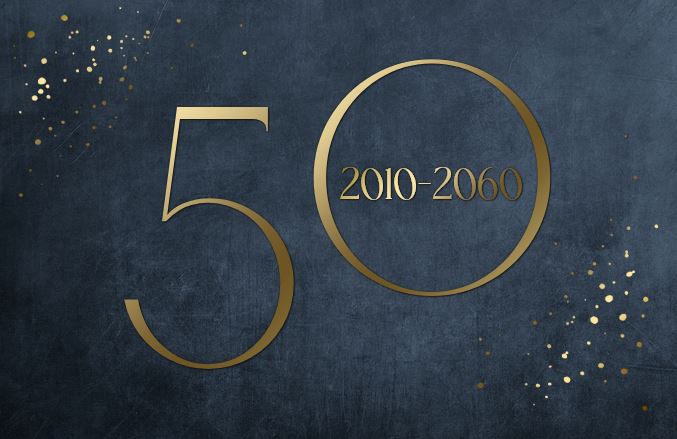 Goldhochzeit-Einladungskarte mit goldener 50 in Folienprägung und Foto auf Innenseite