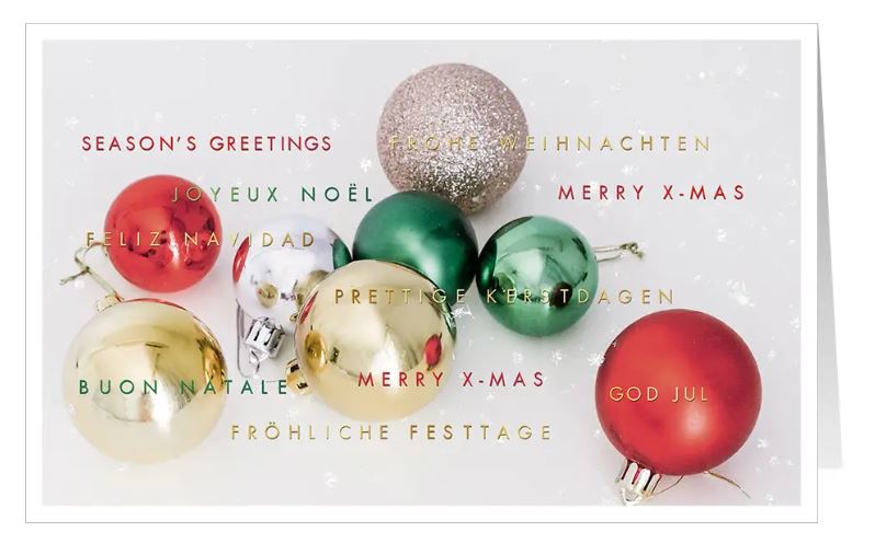 Bunte Weihnachtskarte "Grüße aus aller Welt" mit festlichen Weihnachtskugeln und mehrsprachigen Grüßen
