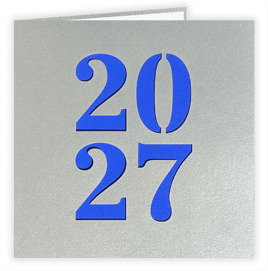 Silberne Neujahrskarte aus "Glamour" Metallic-Karton mit Laserstanzung 2027 und blauem Einlegeblatt