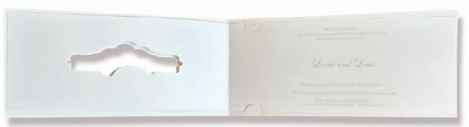 Elegante Hochzeits-Einladungskarte mit goldener Kutsche in ausgefallener Krokodilleder-Optik 