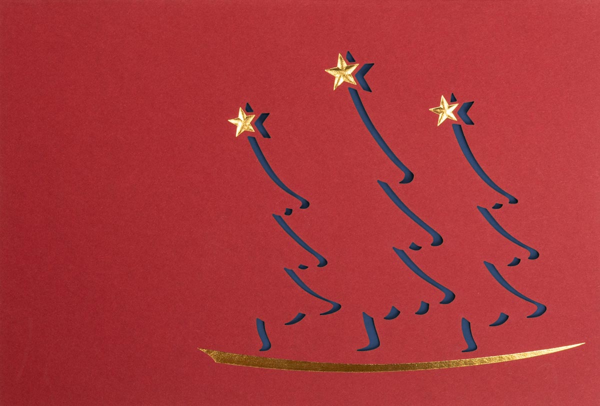 Rote Weihnachtskarte mit abstrakten, ausgestanzten Weihnachtsbäumen, Goldfolienprägung und Einlegeblatt