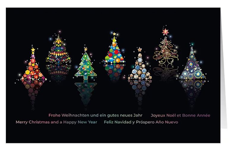 Moderne Weihnachtskarte "Bunte Baumparade" im farbenfrohen Design mit Tannenbäumen und internationalen Grüßen