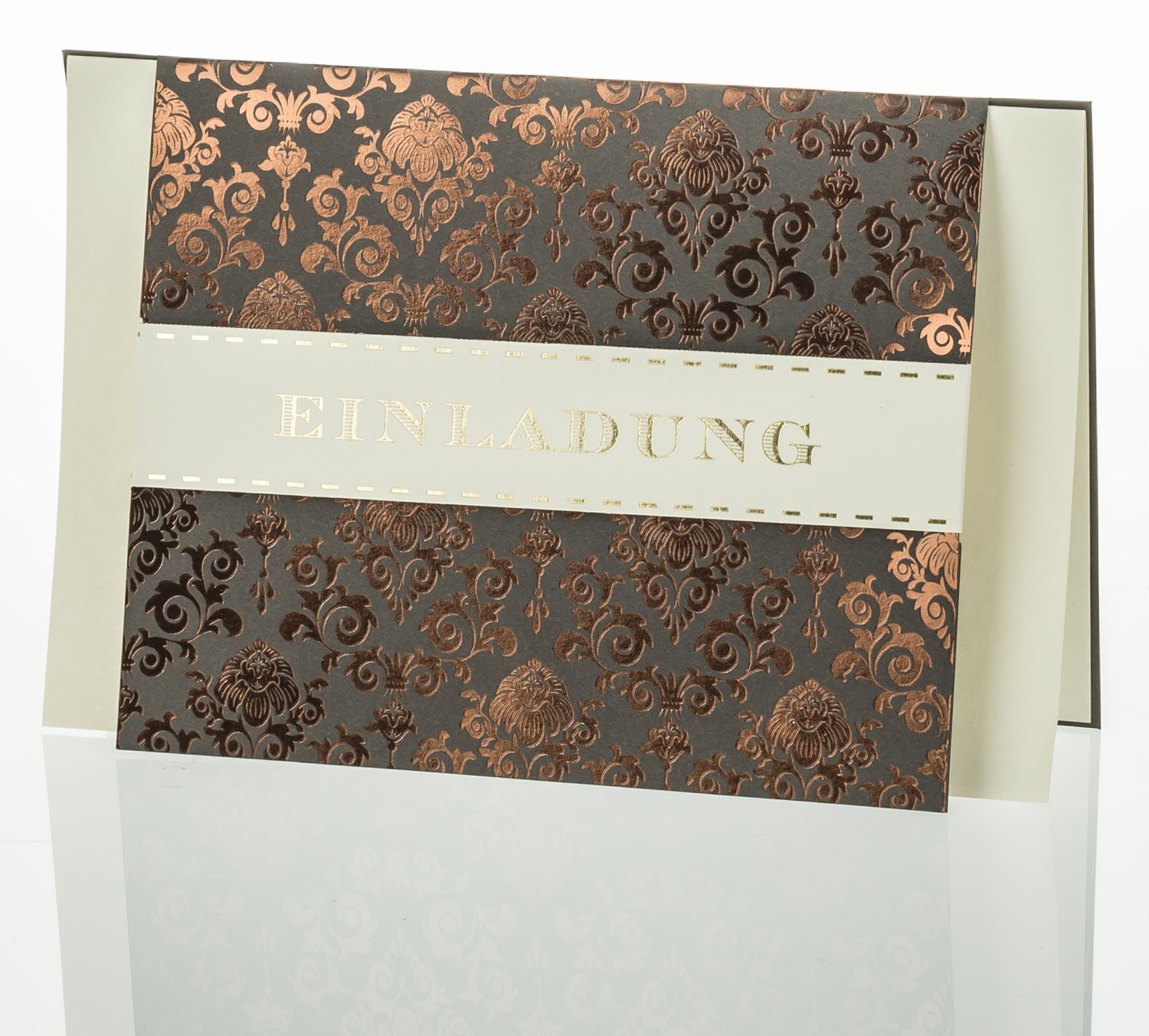 Einladungskarte braun mit bronzefarbenem Ornament und goldener Schrift Einladung
