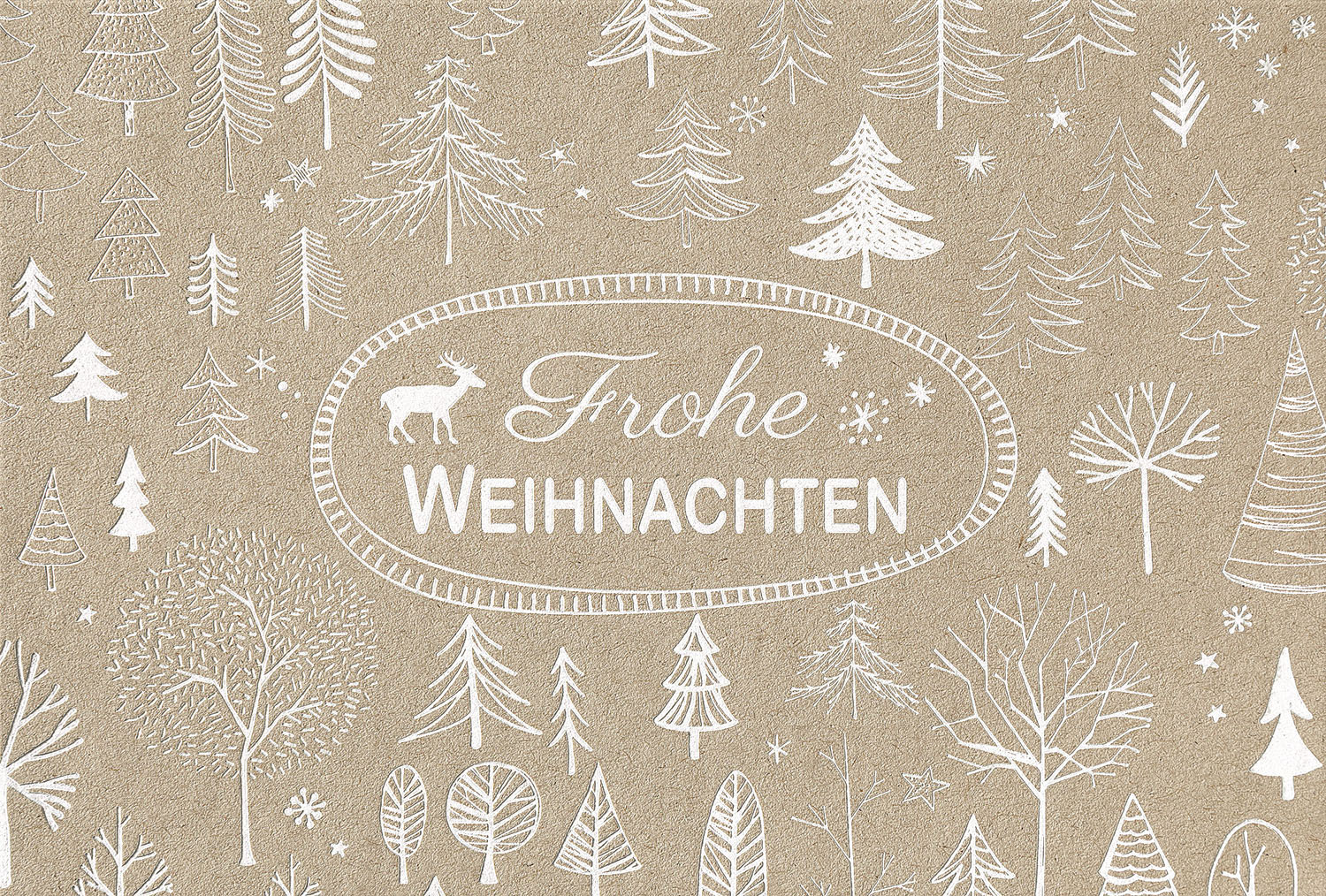 Weihnachtskarte braun Frohe Weihnachten von verschiedenen Bäumen umringt