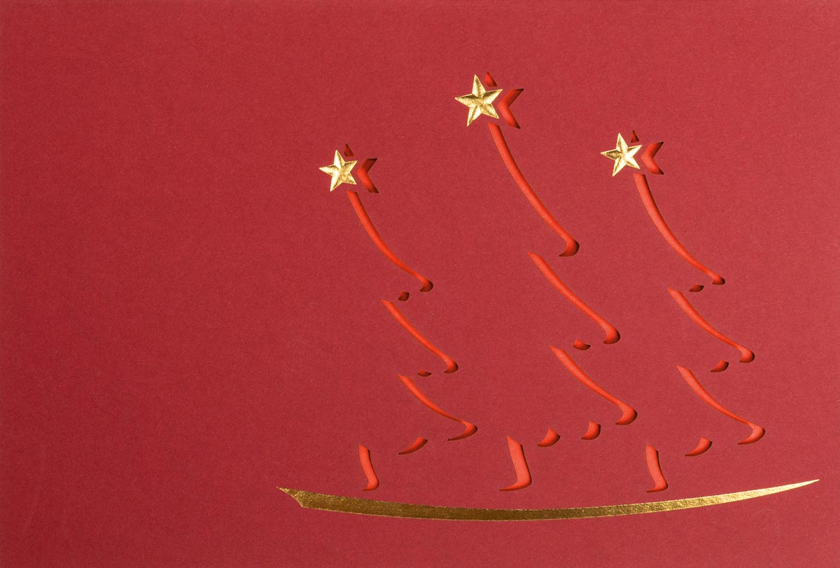 Rote Weihnachtskarte mit abstrakten, ausgestanzten Weihnachtsbäumen, Goldfolienprägung und Einlegeblatt