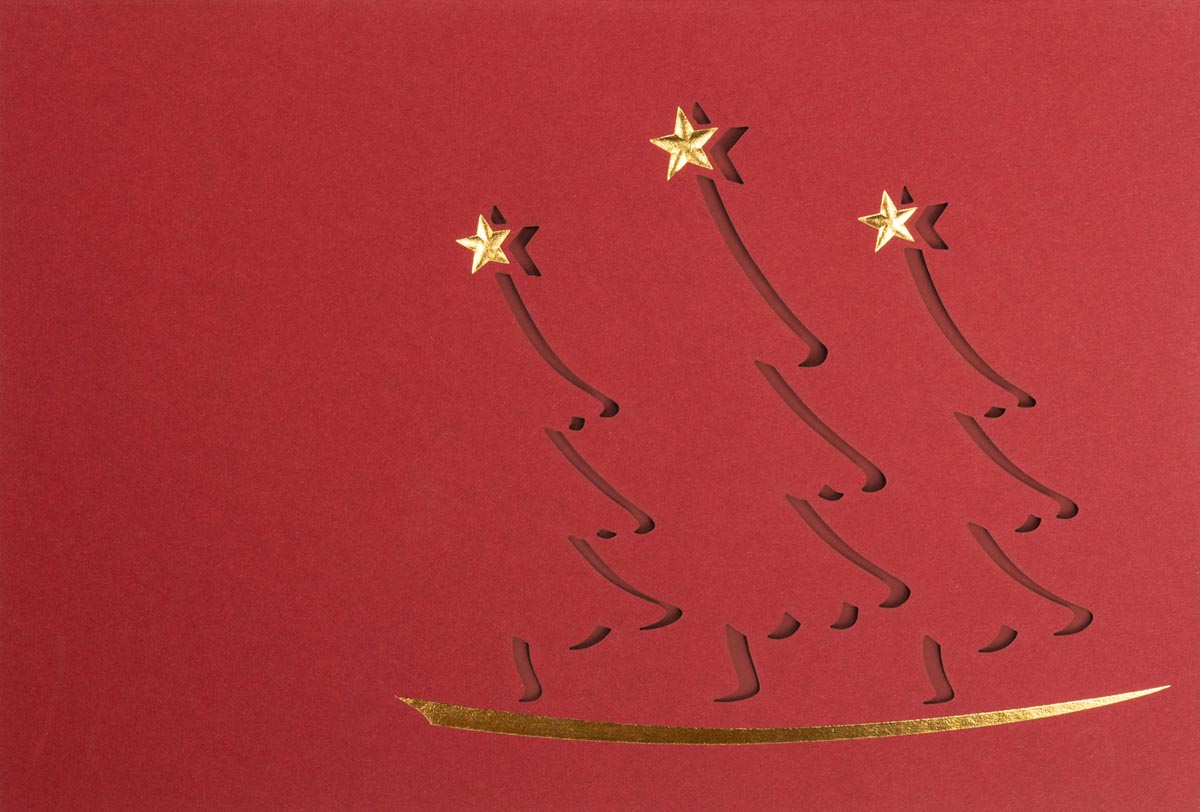 Rote Weihnachtskarte mit abstrakten, ausgestanzten Weihnachtsbäumen, Goldfolienprägung und Einlegeblatt
