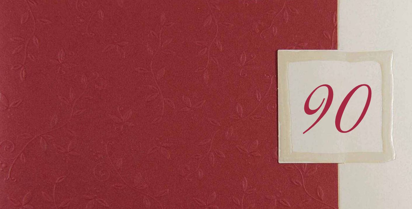 Dunkelrote Einladungskarte zum 90. Geburtstag mit Relief und Blumenornament, DIN lang