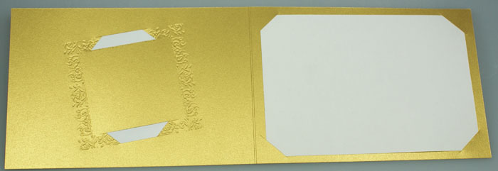 Hochzeit Foto-Einladungskarte in goldmetallic mit Ornament-Bilderrahmen in Reliefprägung Foto-Einladungskarte zur Hochzeit, aus hochwertigem, goldenem Metallic-Karton mit Bilderrahmen Ornamentprägung
