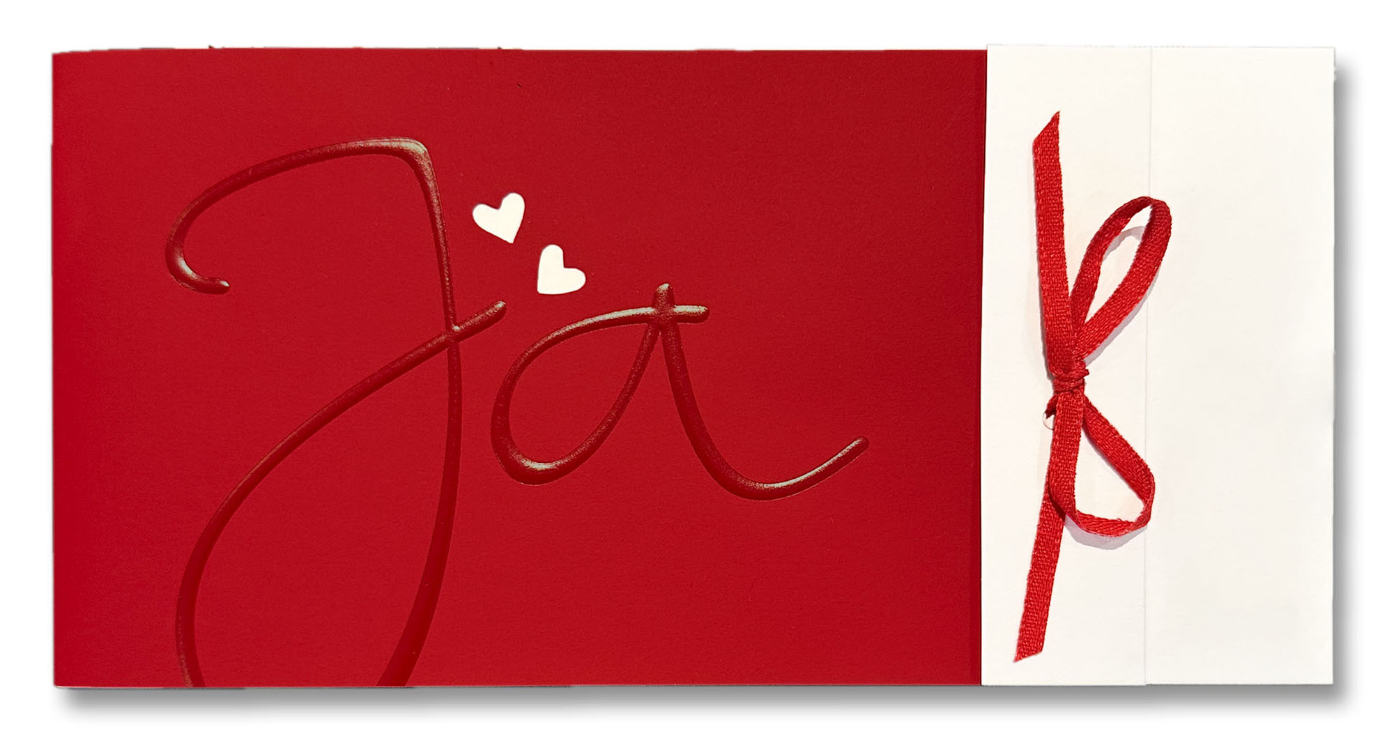 Rote Hochzeits-Einladungskarte mit Ja, zwei gestanzten Herzen und passendem roten Band 