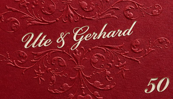 Bordeauxrote Einladungskarte zur Goldenen Hochzeit im eleganten Design mit geprägtem Ornament und individueller Laserstanzung