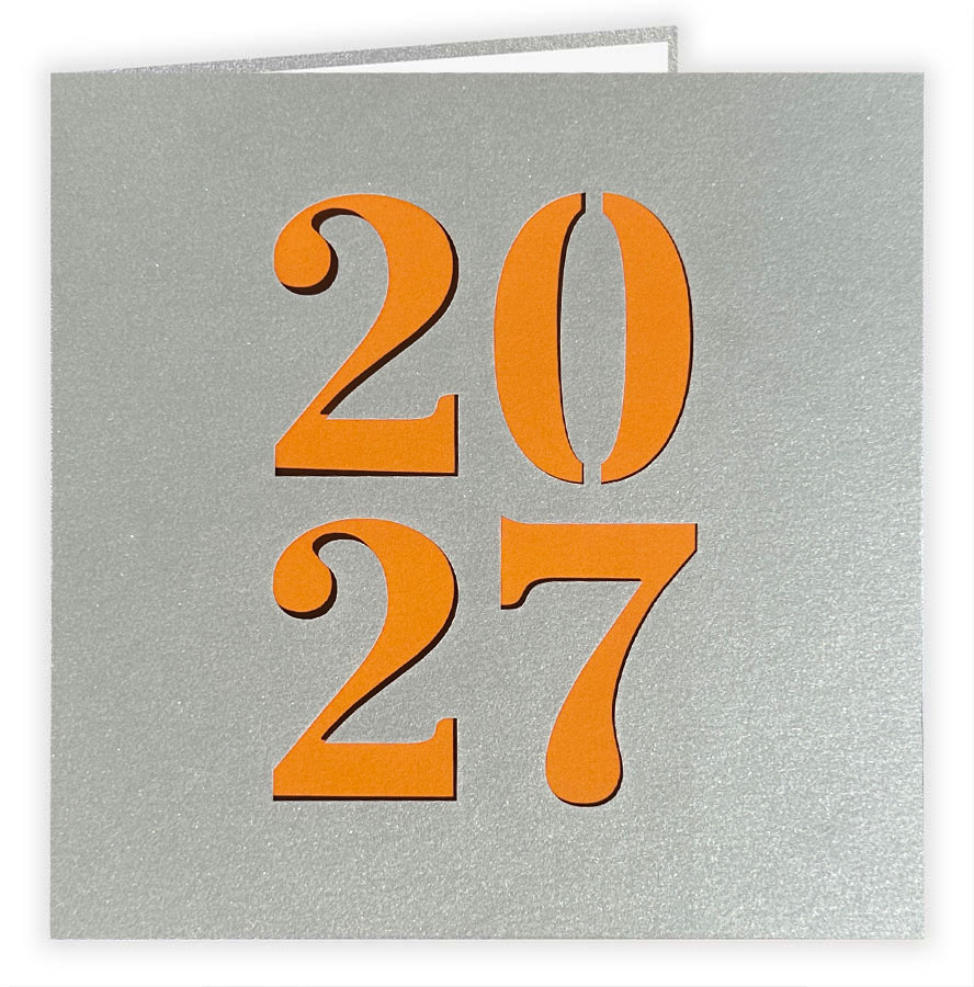 Silberne Neujahrskarte aus "Glamour" Metallic-Karton mit Laserstanzung 2027 und orangenem Einlegeblatt