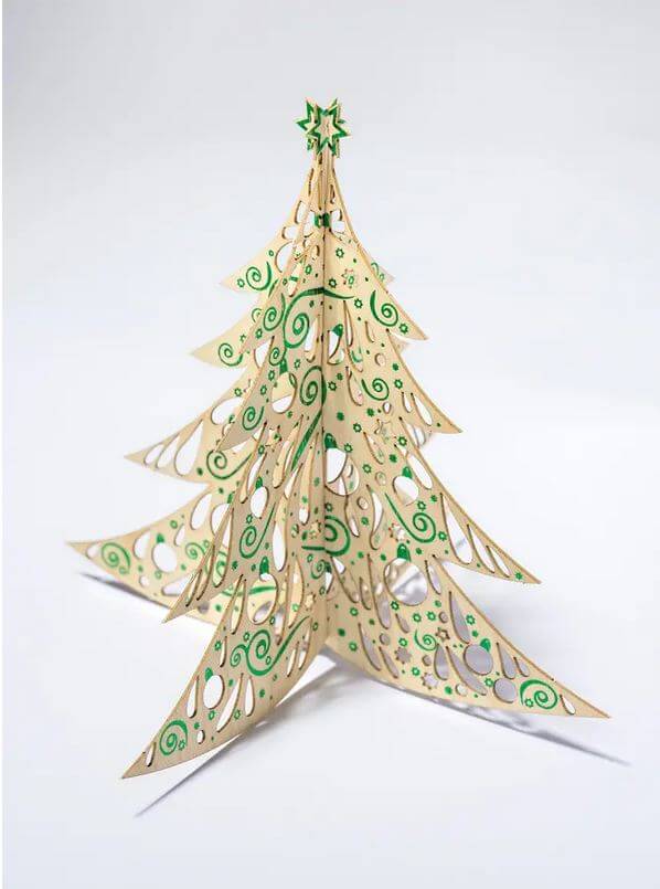 Herausgetrennter und zusammengesteckter Weihnachtsbaum aus echtem Ahornholz