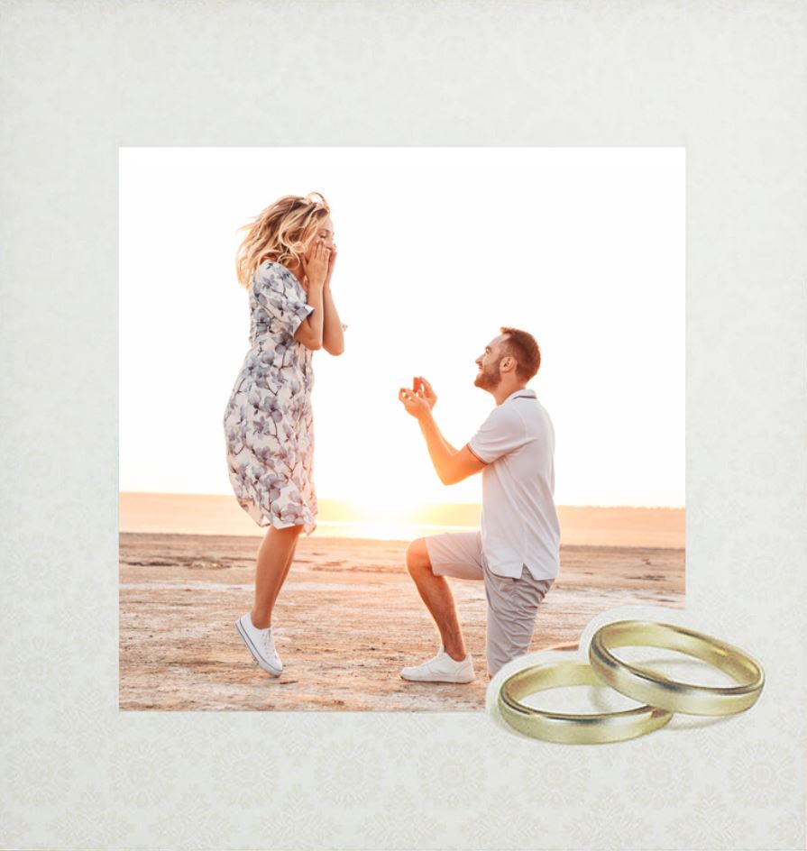 Hochzeitskarte (auch für Foto geeignet) aus hochwertigem, weißem Metallic-Karton und milchweißer Kunststoff-Folie. Die Einladungskarte ist mit einem klassischen Ornamentmuster und Eheringen bedruckt.
