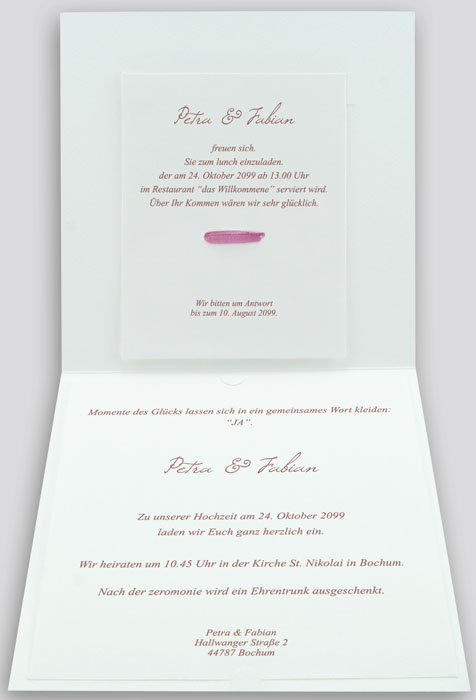 Hochzeitskarte hellcreme mit Herzstanzung und Bändchen violett
