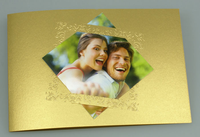 Hochzeit Foto-Einladungskarte in goldmetallic mit Ornament-Bilderrahmen in Reliefprägung Foto-Einladungskarte zur Hochzeit, aus hochwertigem, goldenem Metallic-Karton mit Bilderrahmen Ornamentprägung