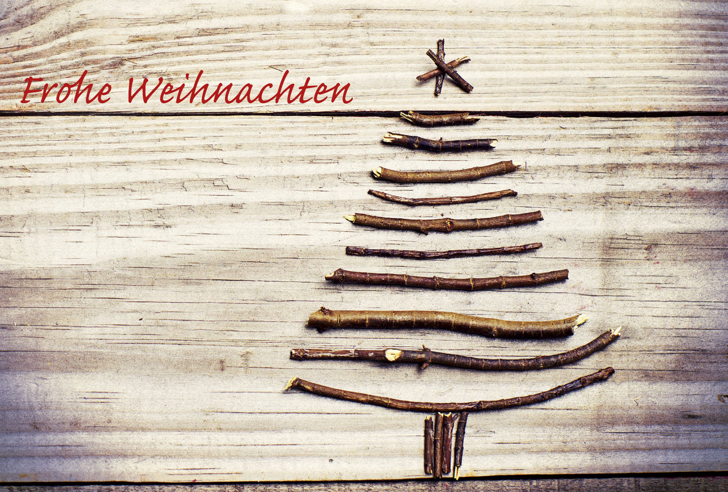 Weihnachtskarte mit Weihnachtsbaum aus Zweigen auf Holzhintergrund Frohe Weihnachten