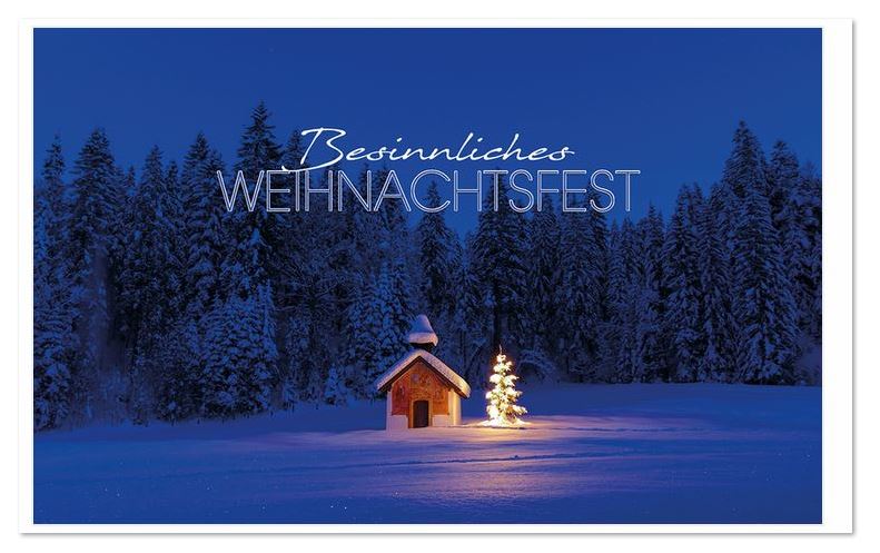 Stimmungsvolle Weihnachtsgrußkarte mit kleiner Kapelle im Schnee neben Weihnachtsbaum | Selbst gestalten