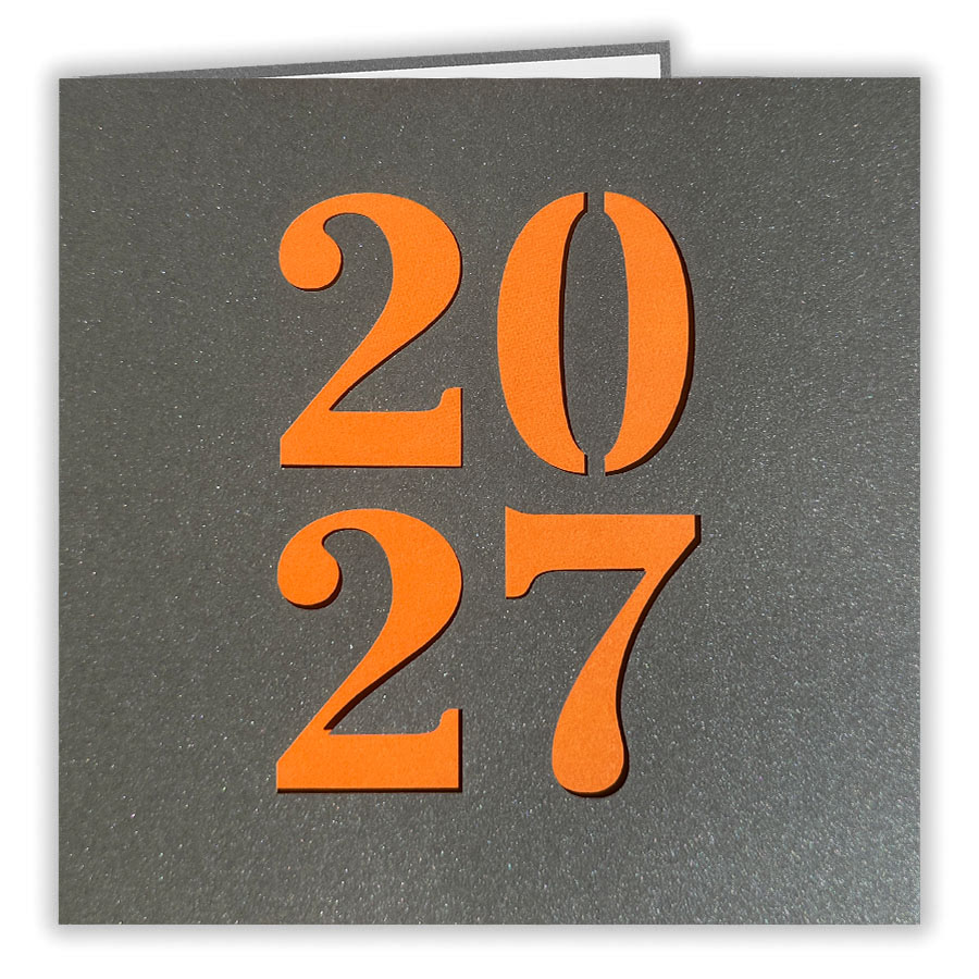 Graue Metallic-Neujahrskarte mit Laserstanzung 2027 und orangenem Einlegeblatt