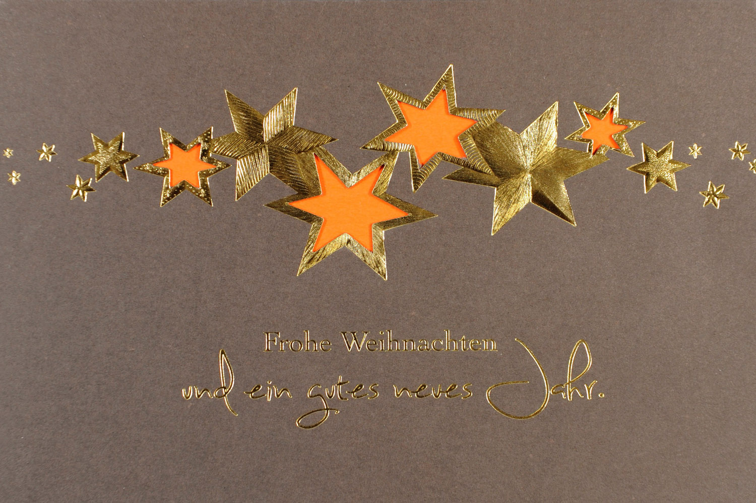 Weihnachtskarte dunkelbraun mit Goldfolienprägung Sterne und orangefarbenem Einleger