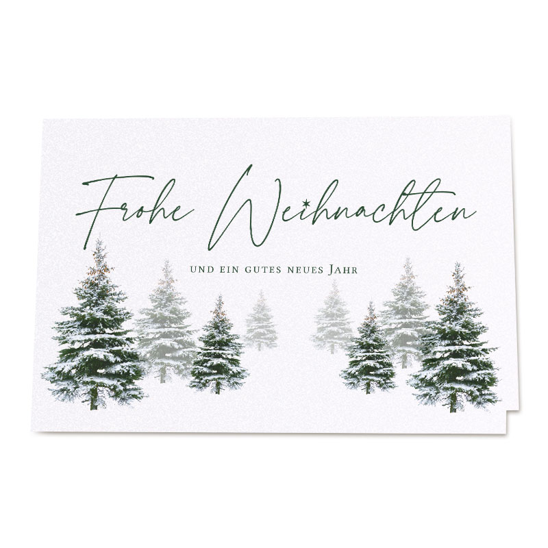 Winter-Weihnachtskarte in weiß mit verschneiten Tannenbäumen und Weihnachtsgruß