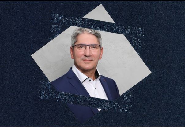 Geburtstagseinladung als elegante Klappkarte in dunkelblau-metallic mit Ornament-Bilderrahmen in Reliefprägung