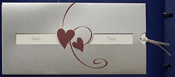 Hochzeitskarte silber mit roten Herzen und Stanzung