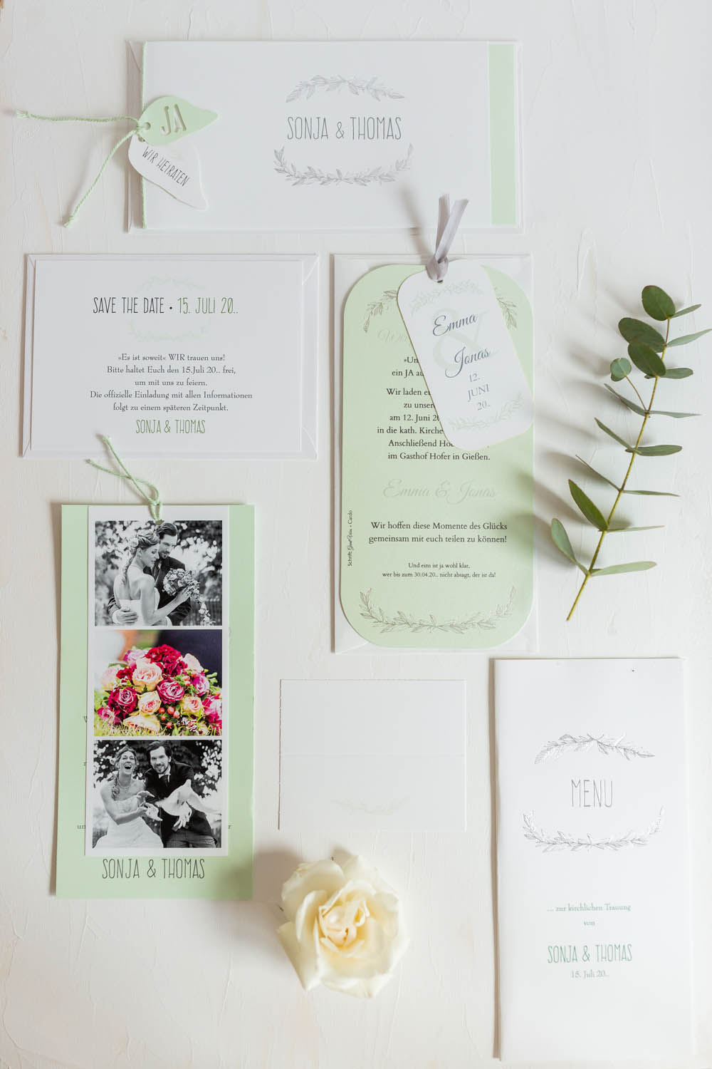 Romantische Hochzeitskarten Serie in hellgrün und weiß mit floraler Ornamentverzierung