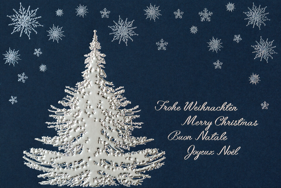 Weihnachtskarte nachtblau mit Weihnachtsbaum und Sternen und internationalen Weihnachtsgrüßen