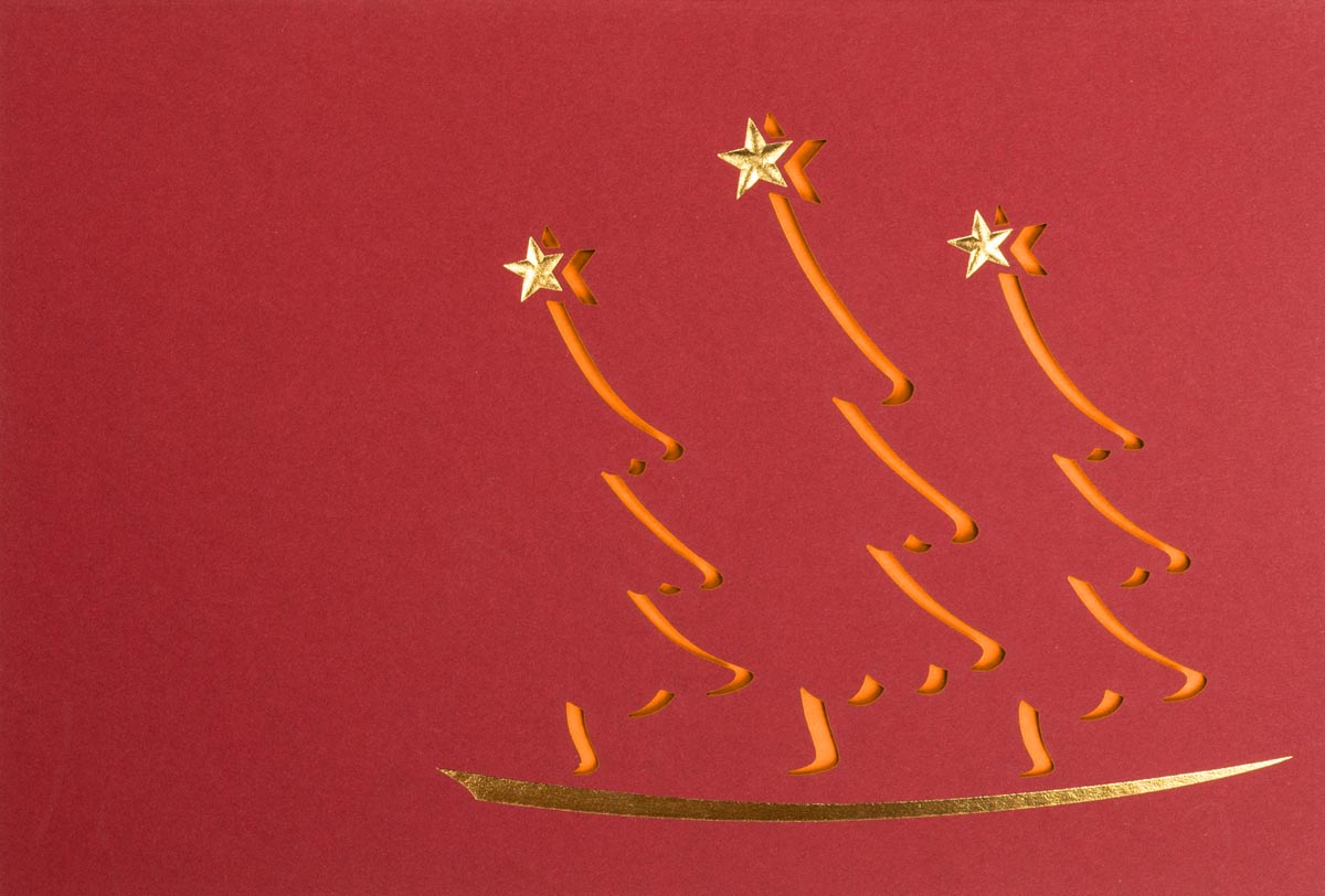 Rote Weihnachtskarte mit abstrakten, ausgestanzten Weihnachtsbäumen, Goldfolienprägung und Einlegeblatt